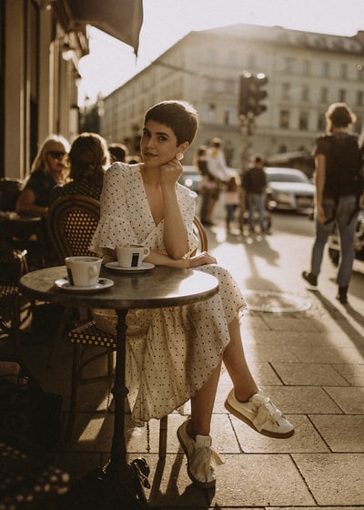 女人靠在桌子上咖啡馆

